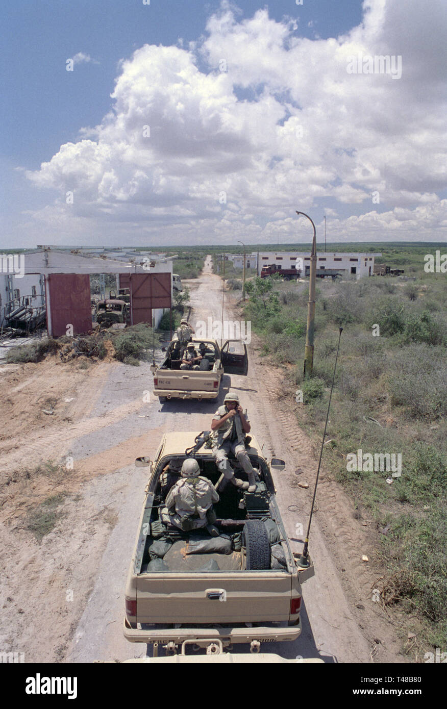 El 31 de octubre de 1993 soldados del Ejército de Estados Unidos desde el mando de las fuerzas de EE.UU. se preparan para regresar a la sede de la ONUSOM que salen de la Base de 'Victoria', al norte de Mogadiscio, Somalia. Foto de stock