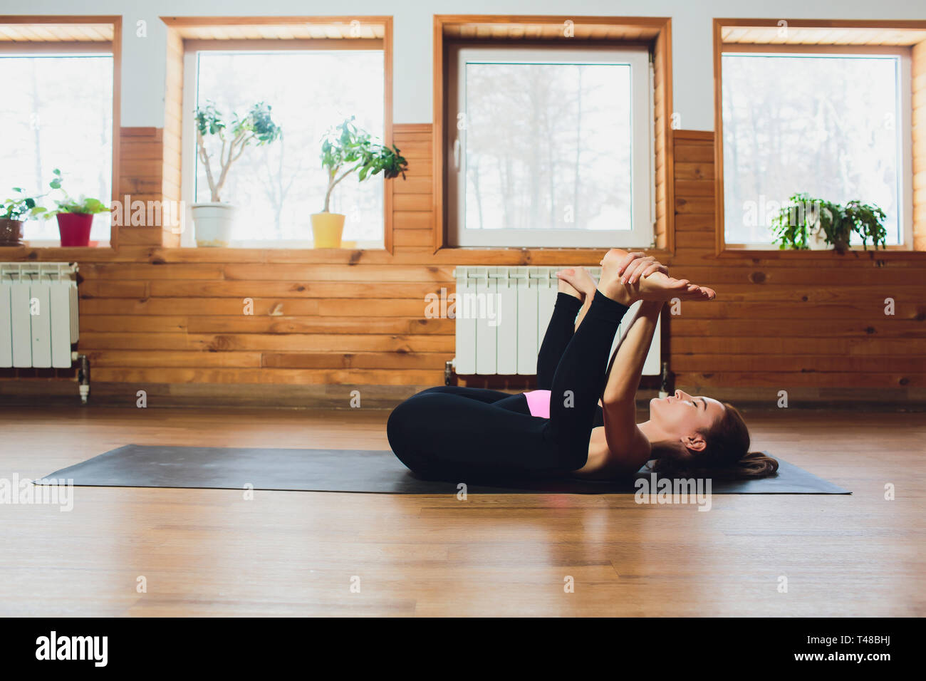 Atractiva Mujer Joven Practicando Yoga Estiramiento En Ananda Balasana Ejercicio Bebe Feliz Plantean Trabajando Fuera Vistiendo Ropa Deportiva Negra Cool Urban Fotografia De Stock Alamy