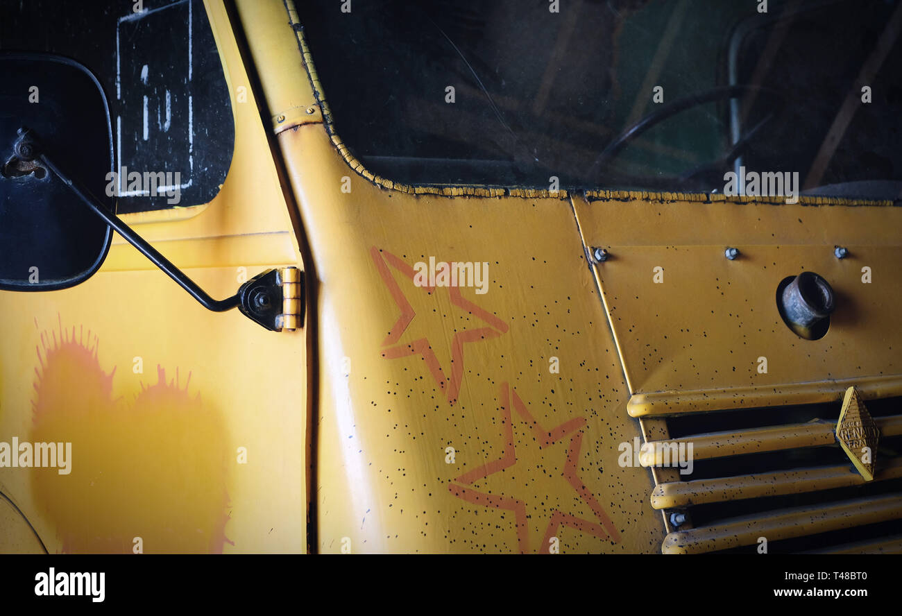 Renovación de un coche de accidente poniendo la masilla para suavizar los  arañazos antes de pintar Fotografía de stock - Alamy