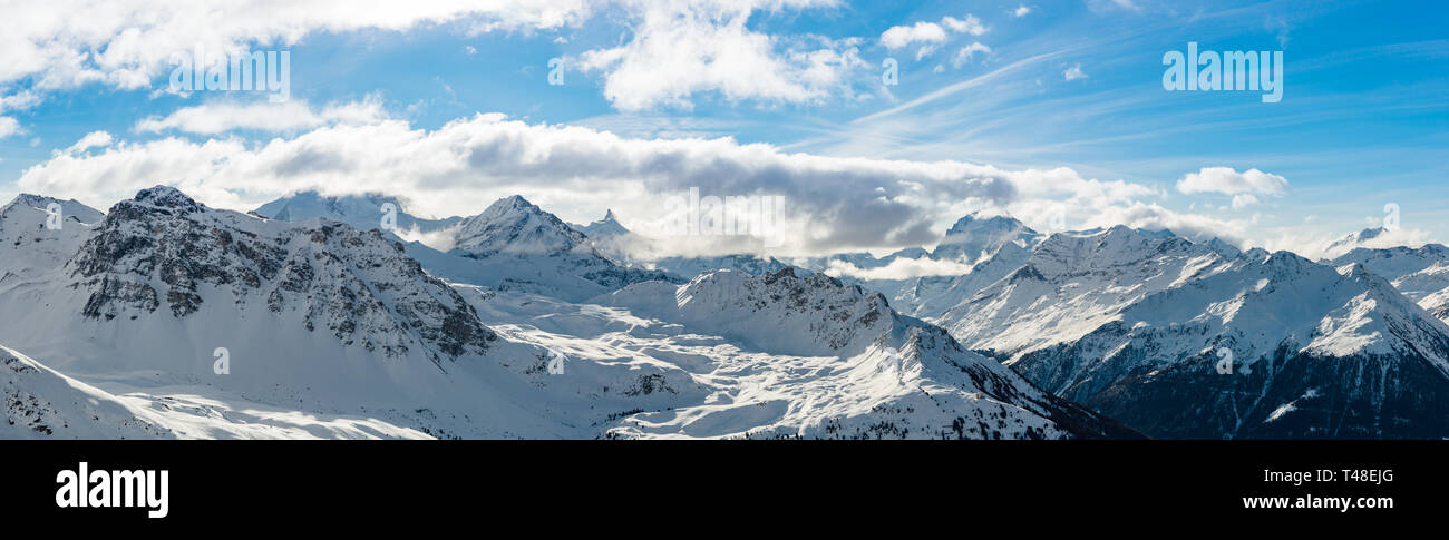 Amplio ángulo de visión panorámica de los alpes suizos durante el invierno. Foto de stock