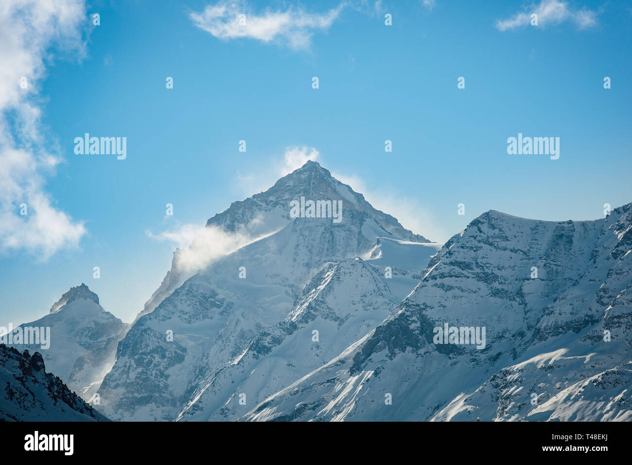 La Dent Blanche montaña, culminando a 4'357 metros, Valais, Suiza. Foto de stock