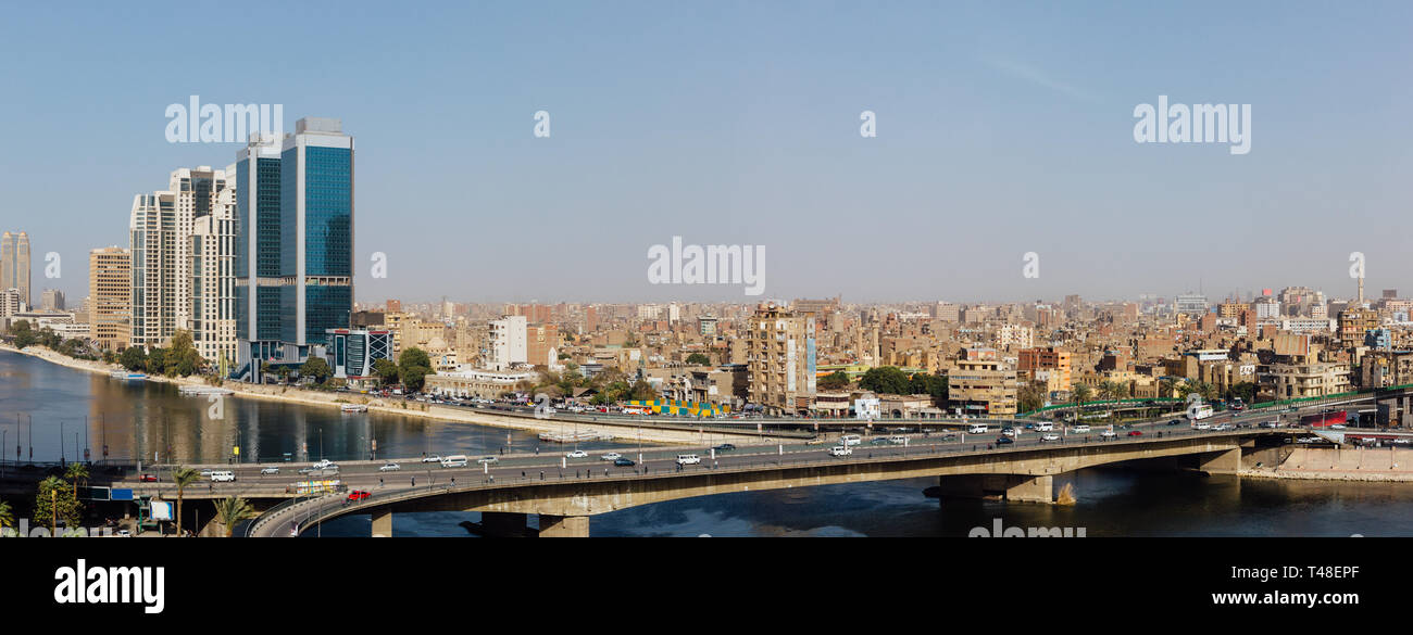 Vista panorámica del 15 de mayo de puente, el río Nilo y el Corniche Street, en el centro de El Cairo. Foto de stock