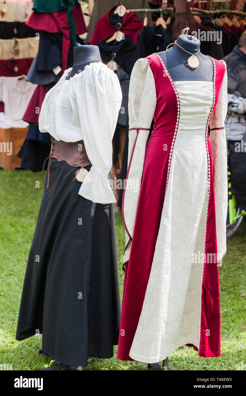 Vestidos medievales en un mercado medieval Fotografía de stock - Alamy