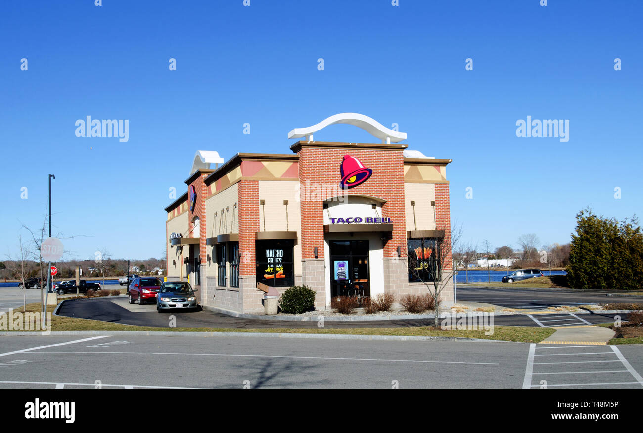 Restaurante de comida rápida Taco Bell exterior con drive-thru en New Bedford, MA, EE.UU. con sol y cielo azul claro Foto de stock
