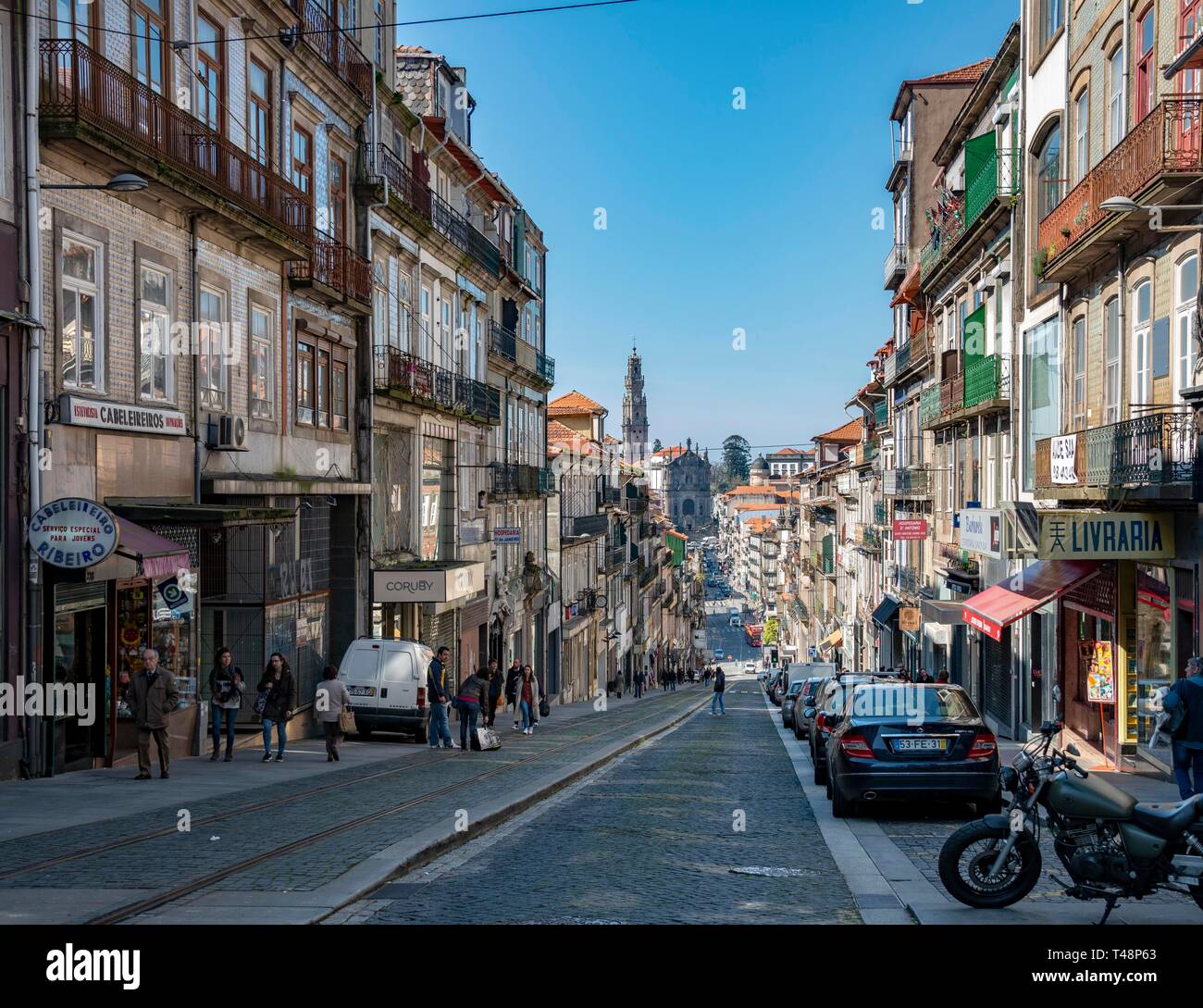 Camino hacia abajo a la iglesia Igreja Dos Clerigos Clerigos, con el campanario de la iglesia, Sitio del Patrimonio Mundial de la UNESCO, el casco antiguo de la ciudad, Porto, Portugal Foto de stock