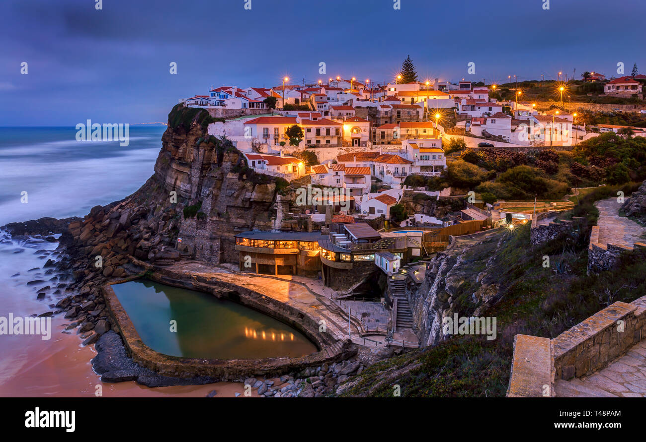 Azenhas do Mar es un bonito pueblo de la costa oeste del Atlántico de Portugal. Foto de stock