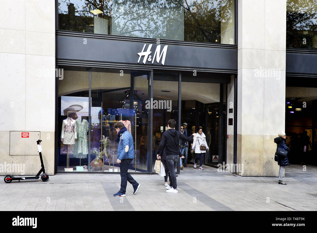 H&M Store - Campos Elíseos - París - Francia Fotografía de stock - Alamy