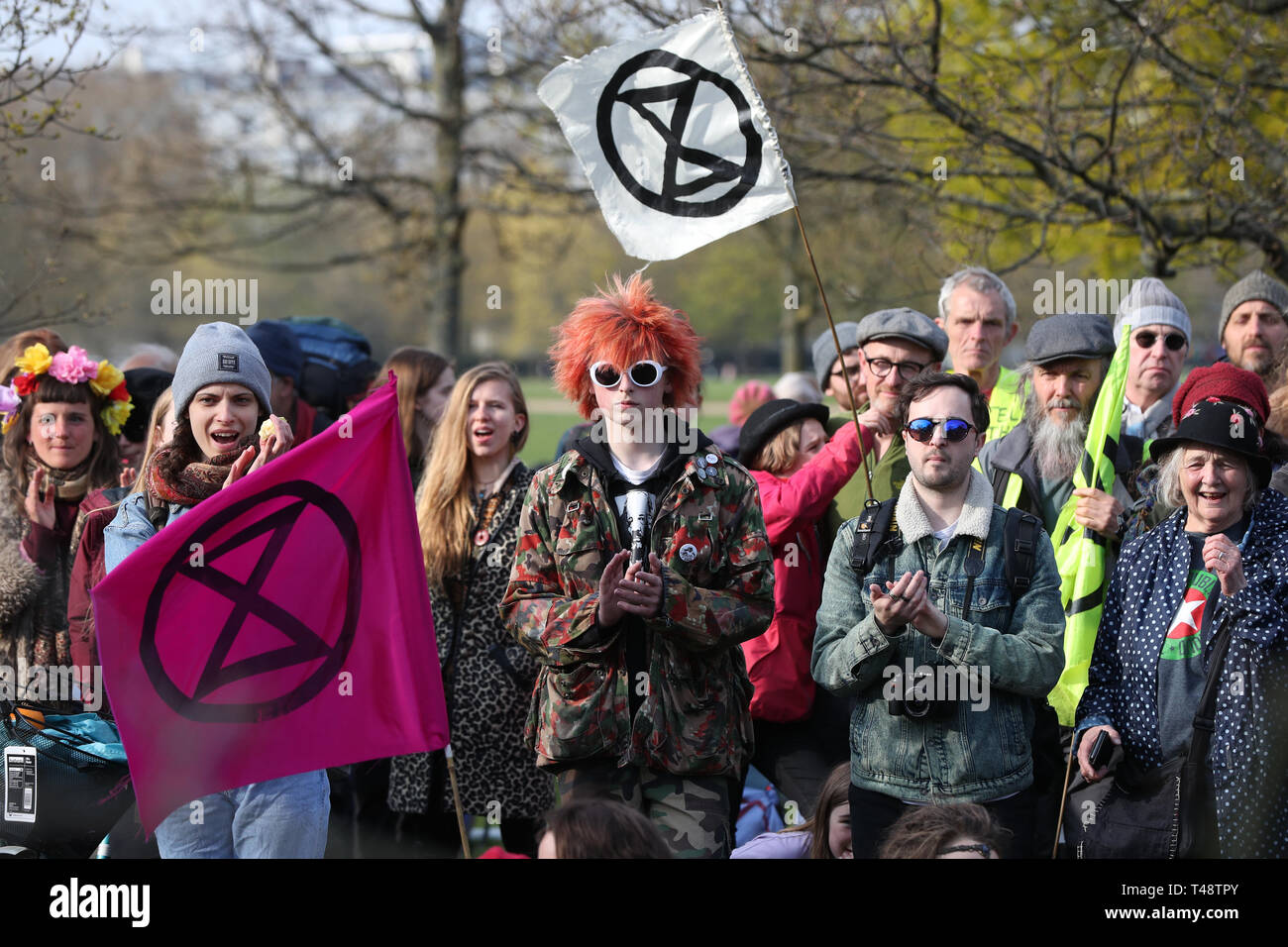 Un grupo de manifestantes se reúne en Hyde Park, Londres, donde la rebelión de extinción activistas ambientales se están preparando para llevar a cabo varias manifestaciones en los próximos días. Foto de stock