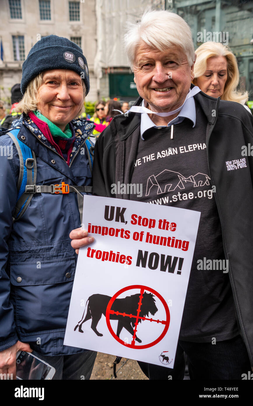 Stanley Johnson en una parada la caza de trofeos y la protesta del comercio de marfil, Londres, Reino Unido. Guardar el elefante asiático camiseta el lema y cartel Foto de stock