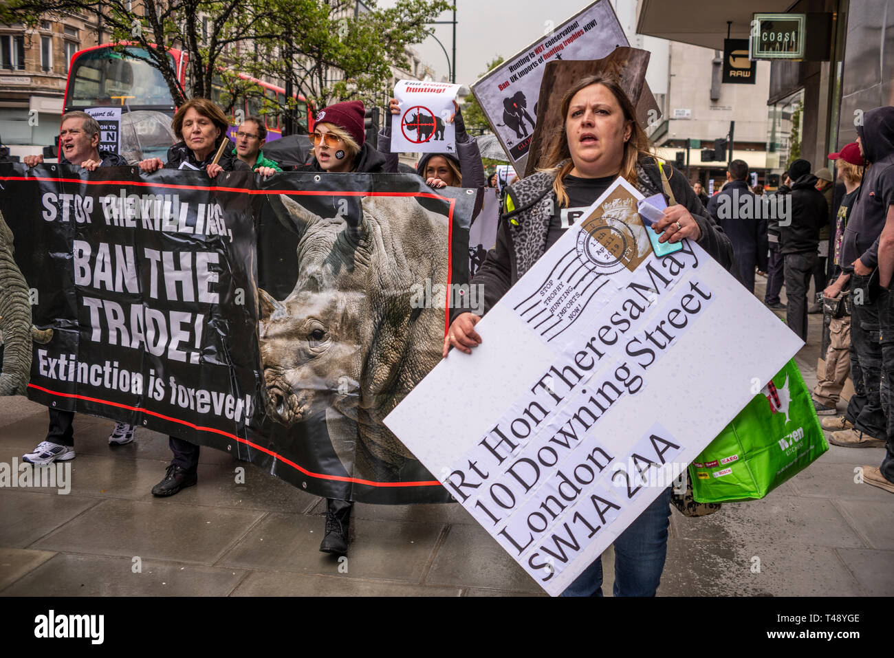 Los manifestantes en una parada la caza de trofeos y la protesta del comercio de marfil, Londres, Reino Unido. Banner y carta dirigida a Teresa Mayo Foto de stock