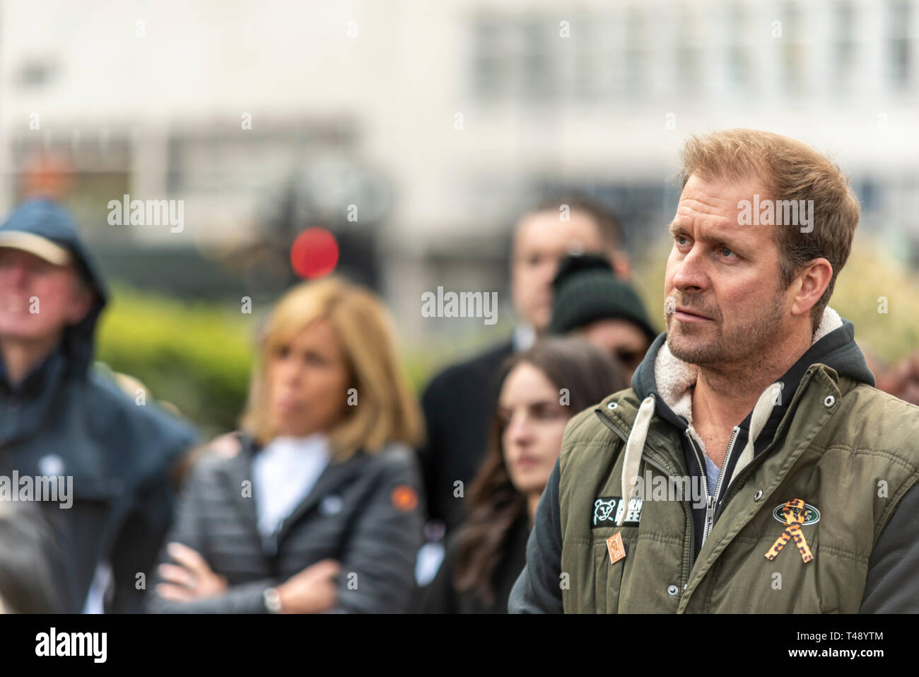 Dan Richardson escuchando al joven manifestante activista Bella falta hablar en una parada la caza de trofeos y la protesta del comercio de marfil, Londres, Reino Unido. Foto de stock