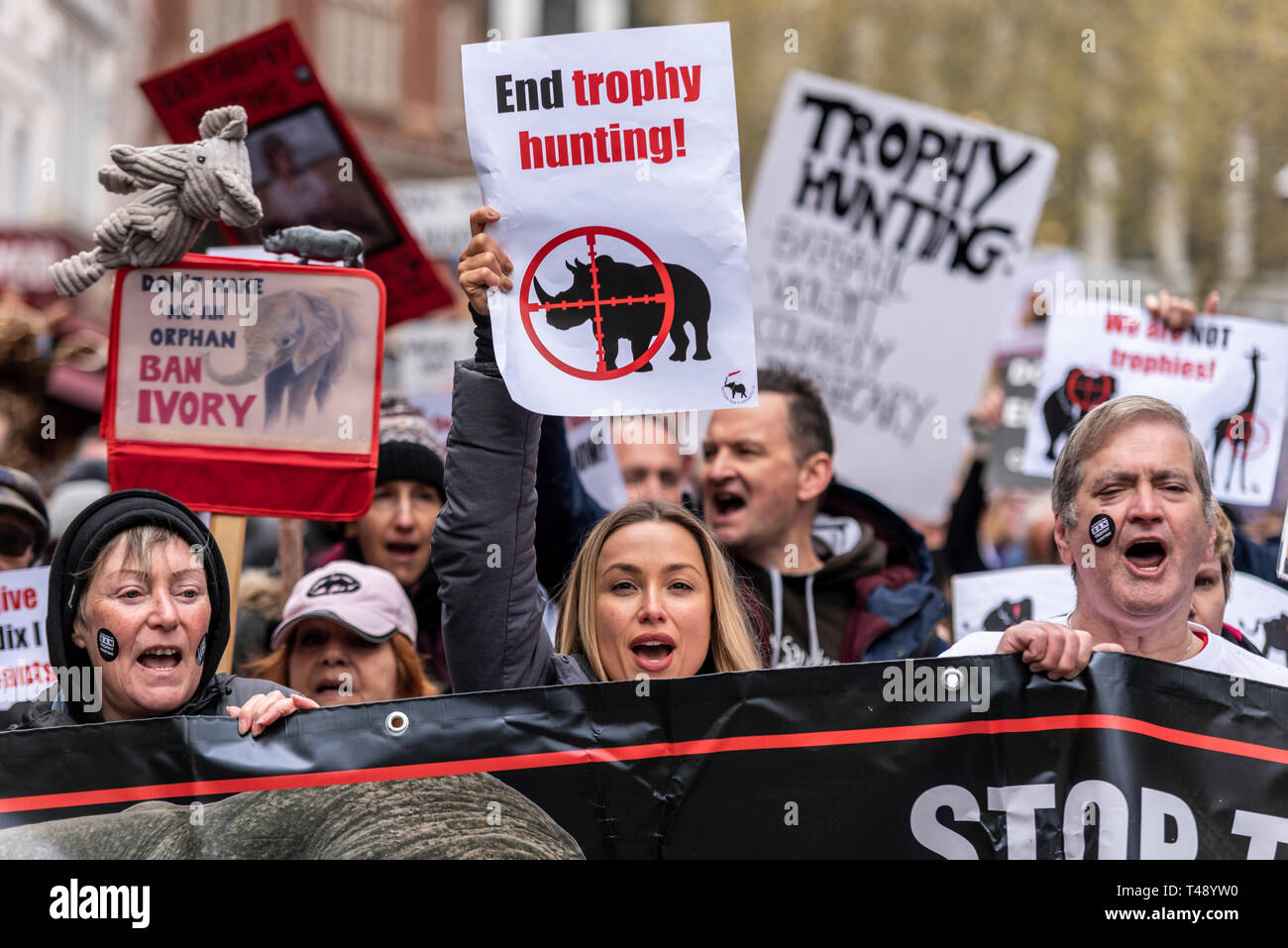 Los manifestantes en una parada la caza de trofeos y la protesta del comercio de marfil, Londres, Reino Unido. Mujeres, mujeres, mujeres con pancartas. Personas Foto de stock