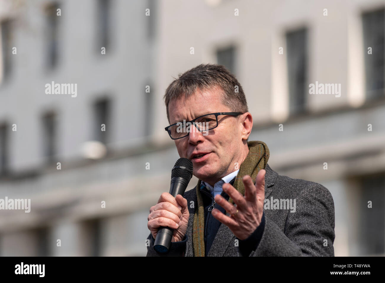 Nicky Campbell hablando en una parada la caza de trofeos y la protesta del comercio de marfil, Londres, Reino Unido. Periodista y presentador de televisión. Foto de stock