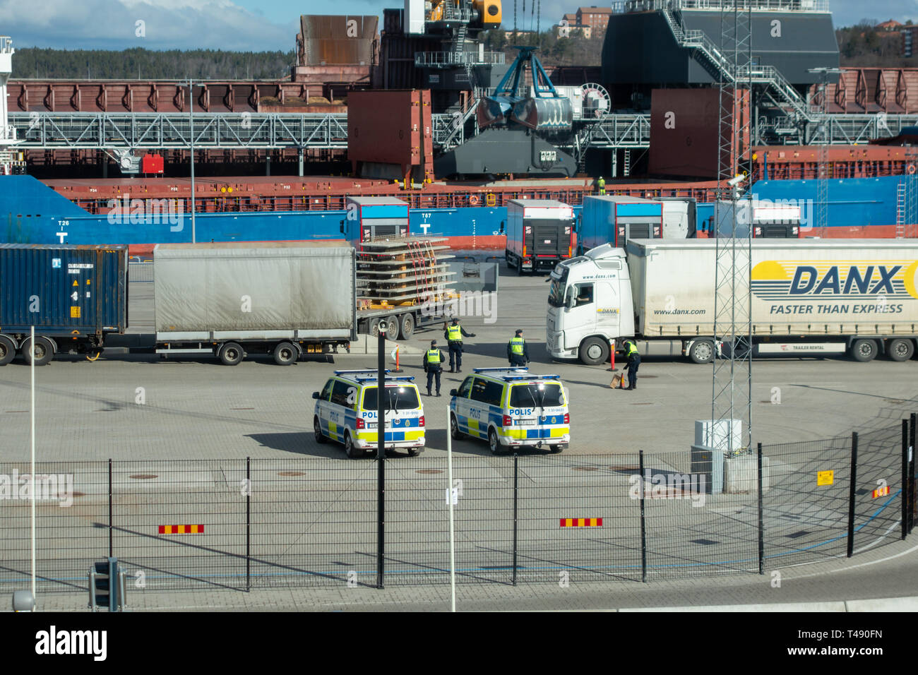 03.26.2019 Editorial Stockholm, Suecia. Inspección de Policía remolques en el puerto que viene desde el ferry en una mañana soleada Foto de stock