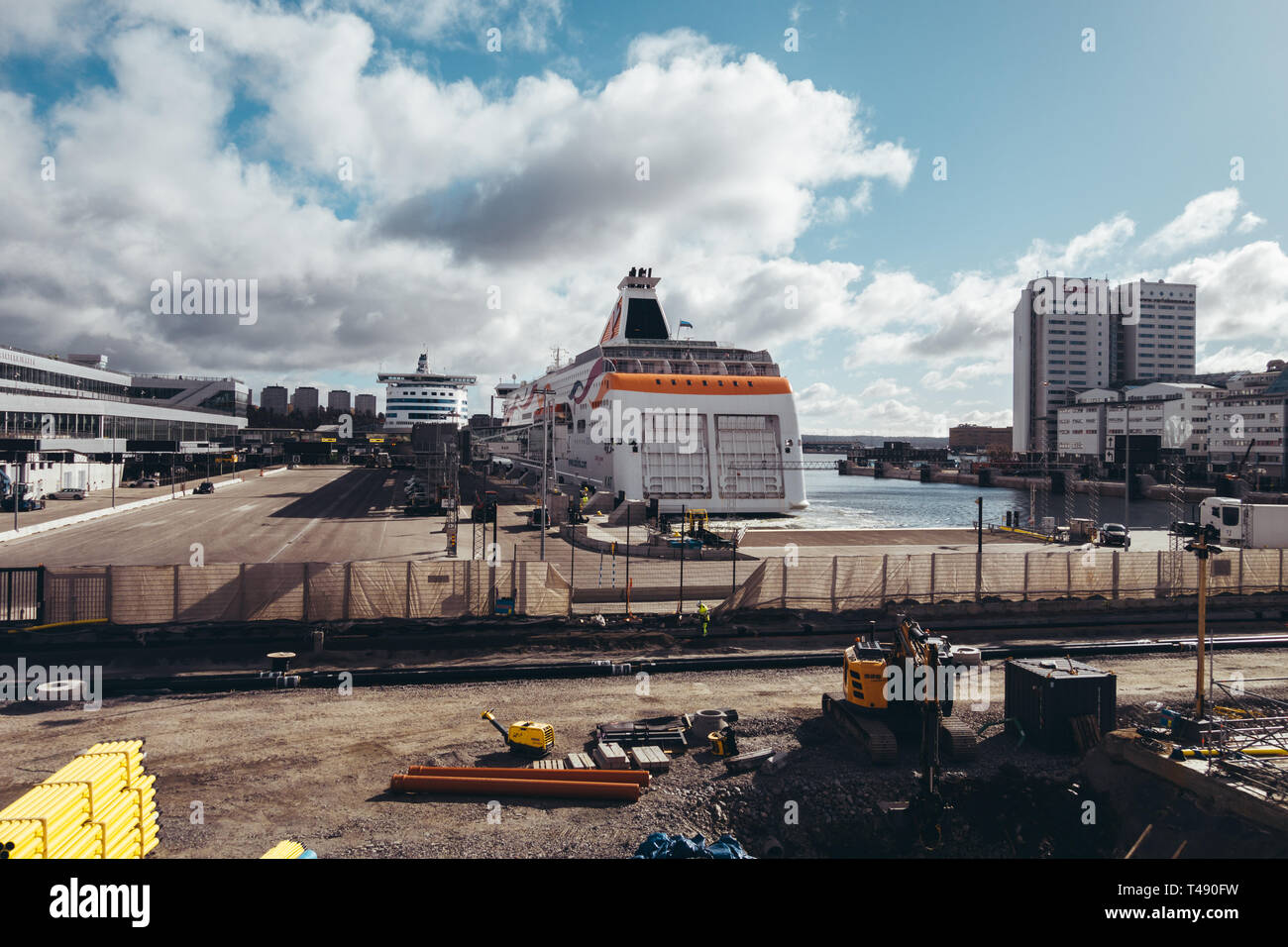 03.26.2019 Editorial Stockholm, Suecia. La reina del Báltico y Silja Serenade al puerto de Värtan en un día soleado, con trabajos de construcción Foto de stock