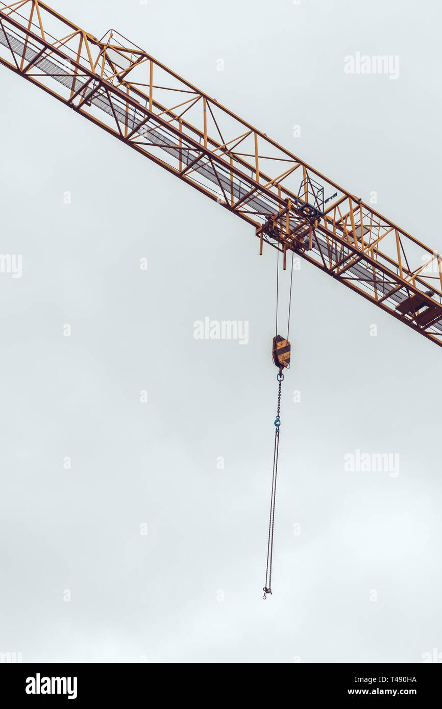 Sitio de construcción de grúas cadenas con ganchos en el aire , Estocolmo, Suecia. Foto de stock