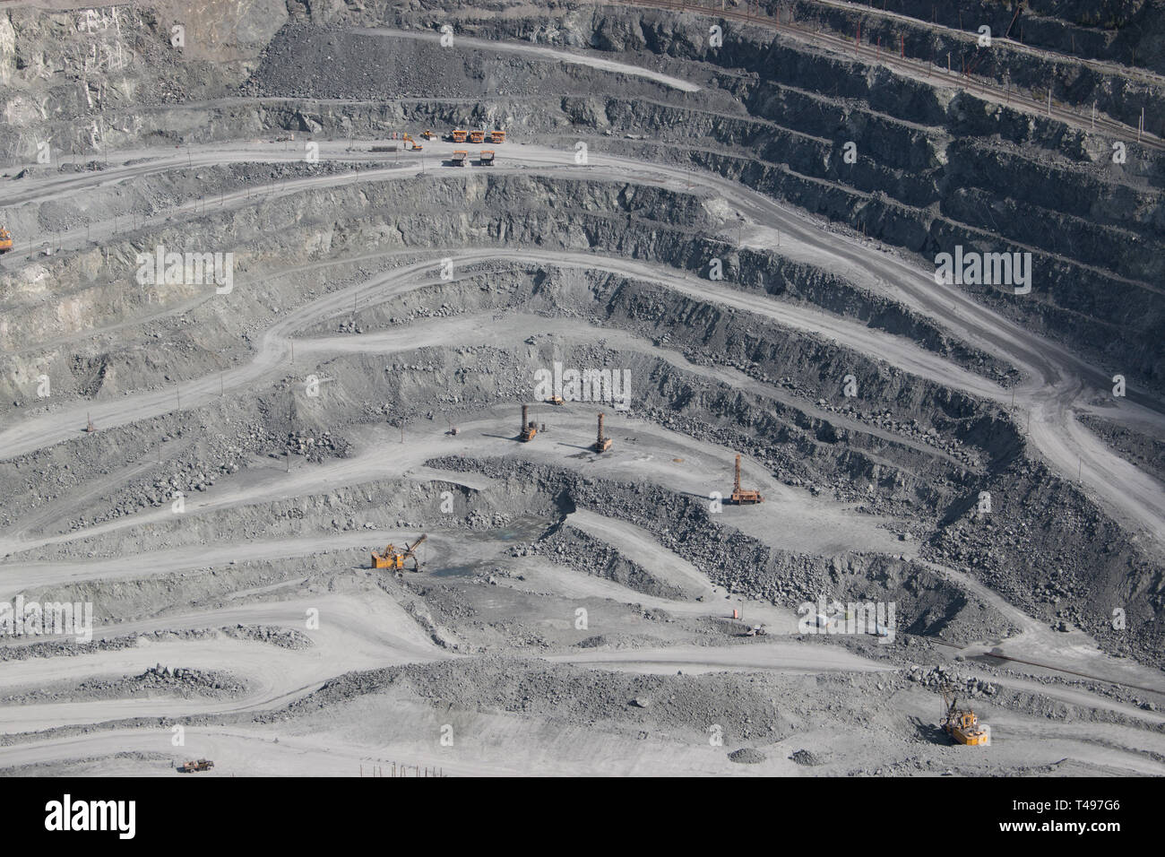 Vista aérea de la minería a cielo abierto cantera industrial con mucha de la maquinaria en el trabajo - vista desde arriba. Extracción de cal, tiza, calx, caol Foto de stock