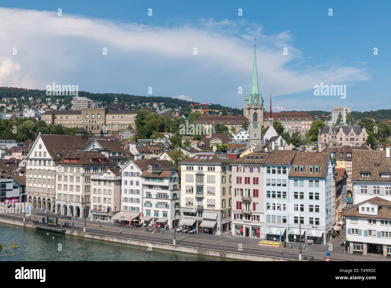 Zurich, Suiza - 21 de junio de 2017: Vista aérea del histórico centro de la ciudad de Zúrich y el río Limmat desde el parque Lindenhof, Zurich, Suiza. Tierra de verano Foto de stock