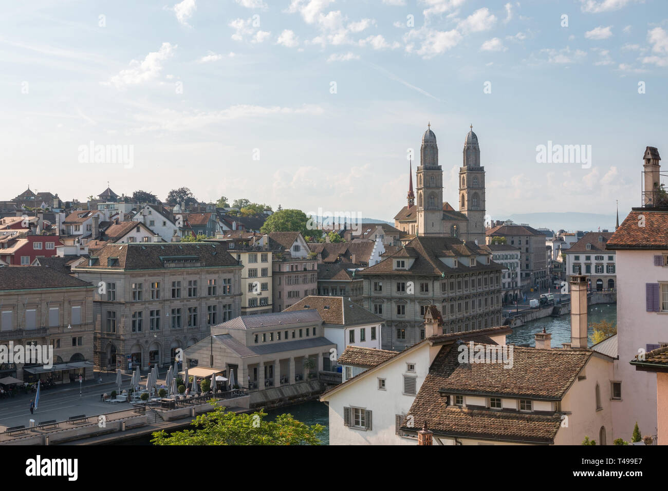Vista aérea del histórico centro de la ciudad de Zurich con la famosa iglesia Grossmunster y río Limmat desde el parque Lindenhof, Zurich, Suiza. Paisaje de verano Foto de stock