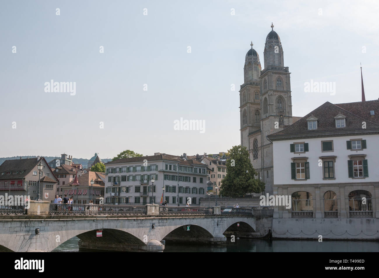 Vista aérea del histórico centro de la ciudad de Zurich con la famosa iglesia Grossmunster y el río Limmat, Zurich, Suiza. Paisaje de verano, sol, clima Foto de stock