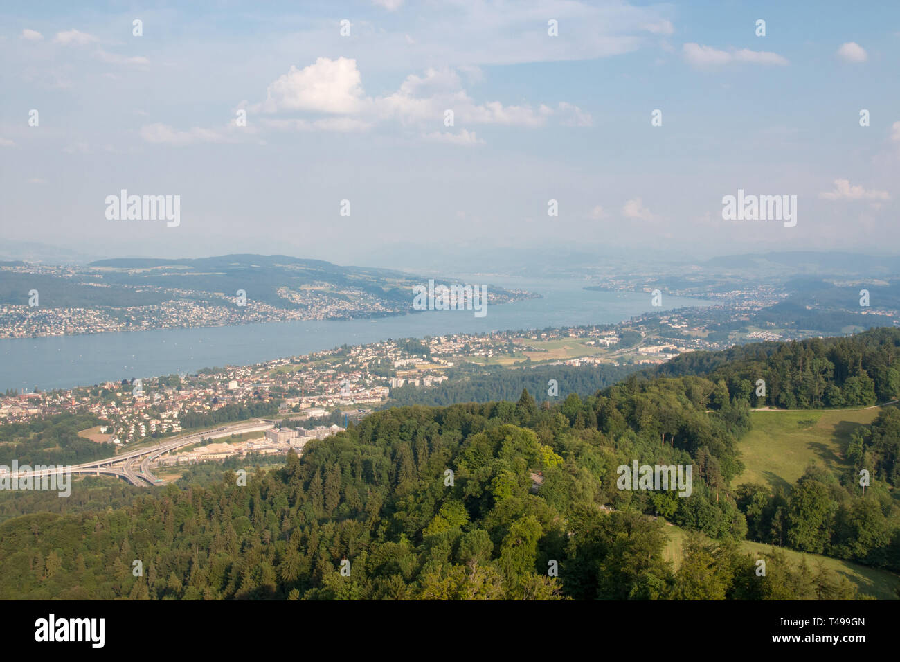 Vista panorámica del centro histórico de la ciudad de Zurich con lago, cantón de Zurich, Suiza. Paisaje de verano, sol, cielo azul y clima día soleado Foto de stock