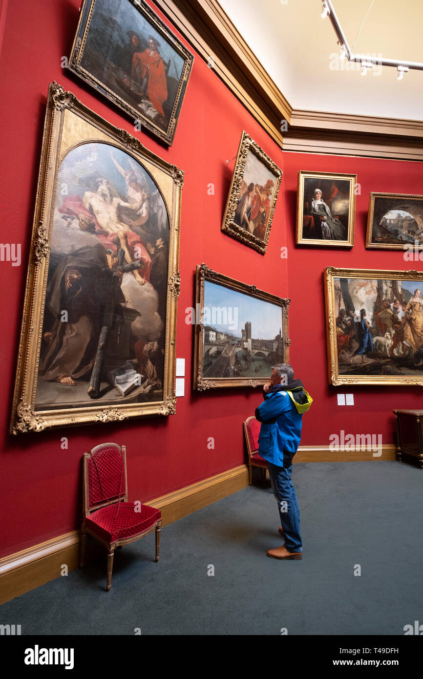 Hombre mirando una pintura en el interior del museo de arte de la Galería Nacional de Escocia, Edimburgo, Escocia, Reino Unido, Europa Foto de stock