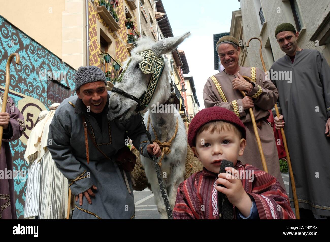 Abril 14, 2019 - Pamplona, Navarra, España - un niño visto en Hebreo ropa  durante la procesión..Celebración del Domingo de Ramos. Numerosos niños  vestidos como Hebreos, tomó parte en la procesión con