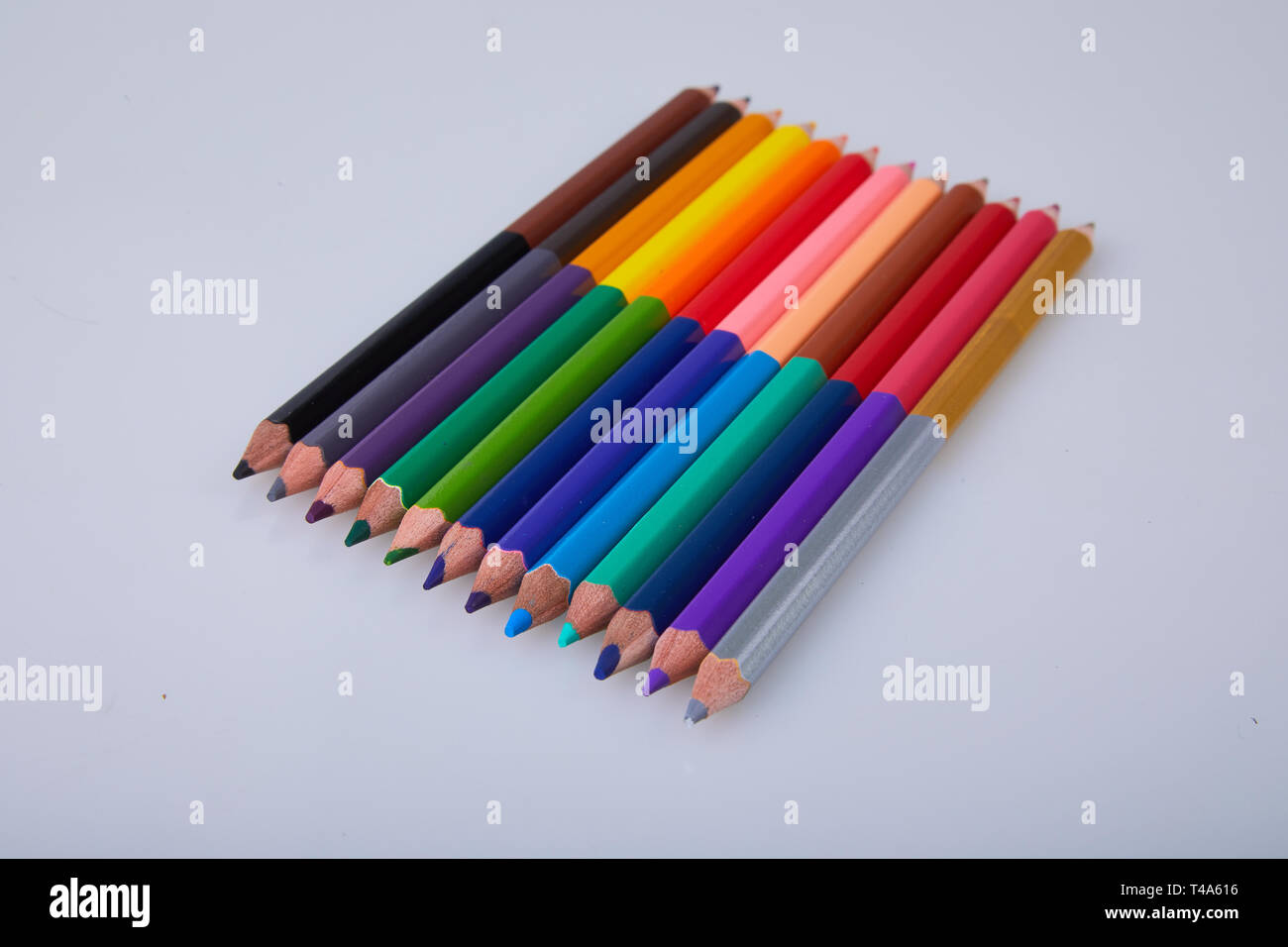 Doble juego de lápices de colores sobre fondo blanco. Lápiz de color, dos  caras Fotografía de stock - Alamy