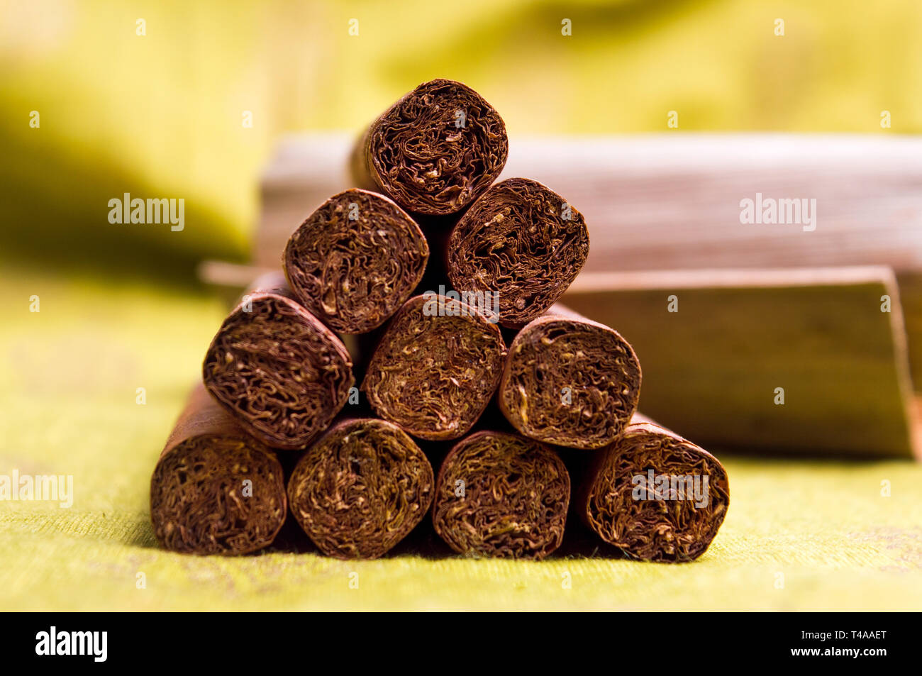 Montón de cigarros cubanos en una tabla Foto de stock