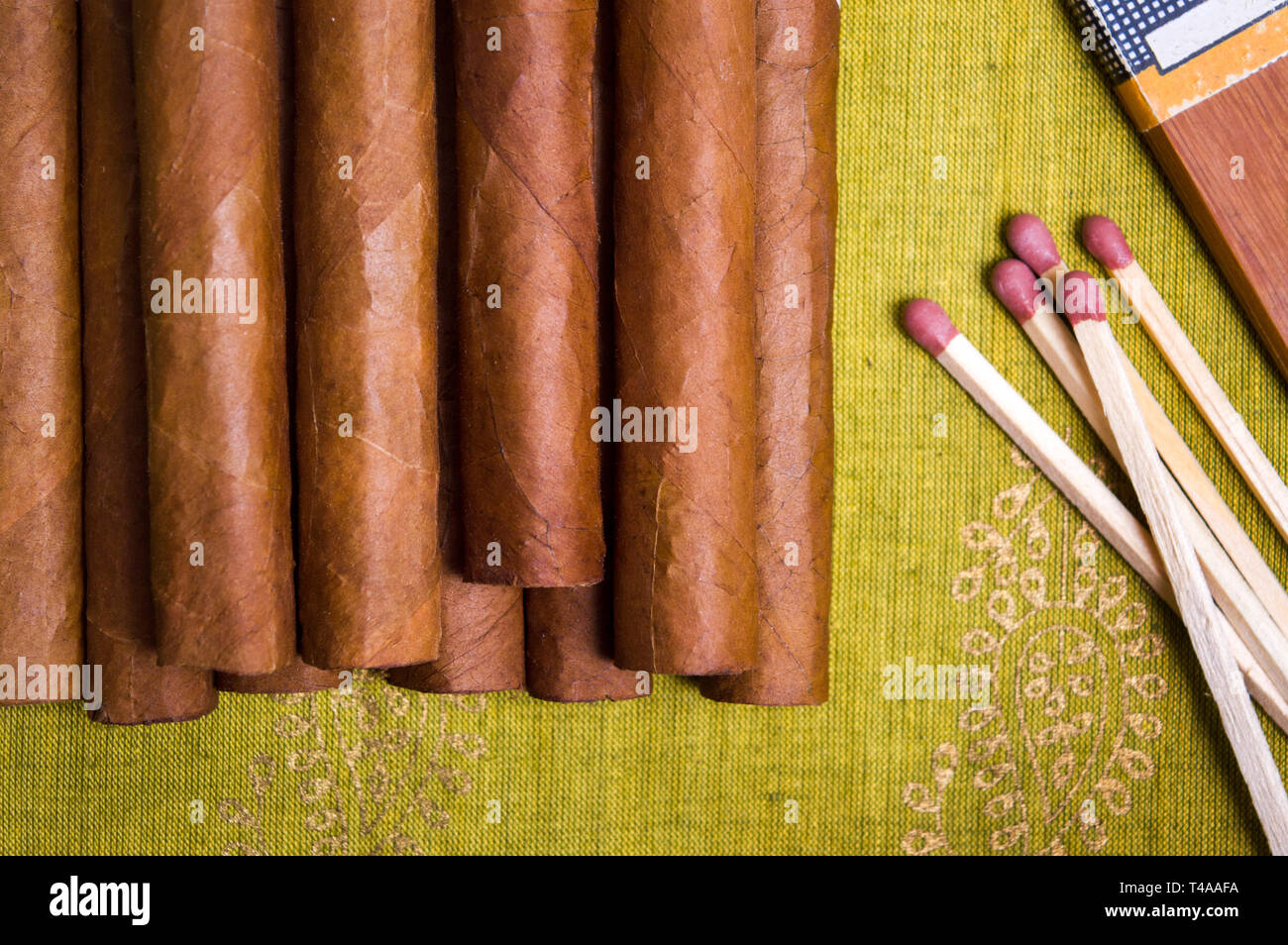 Montón de cigarros cubanos en una tabla Foto de stock