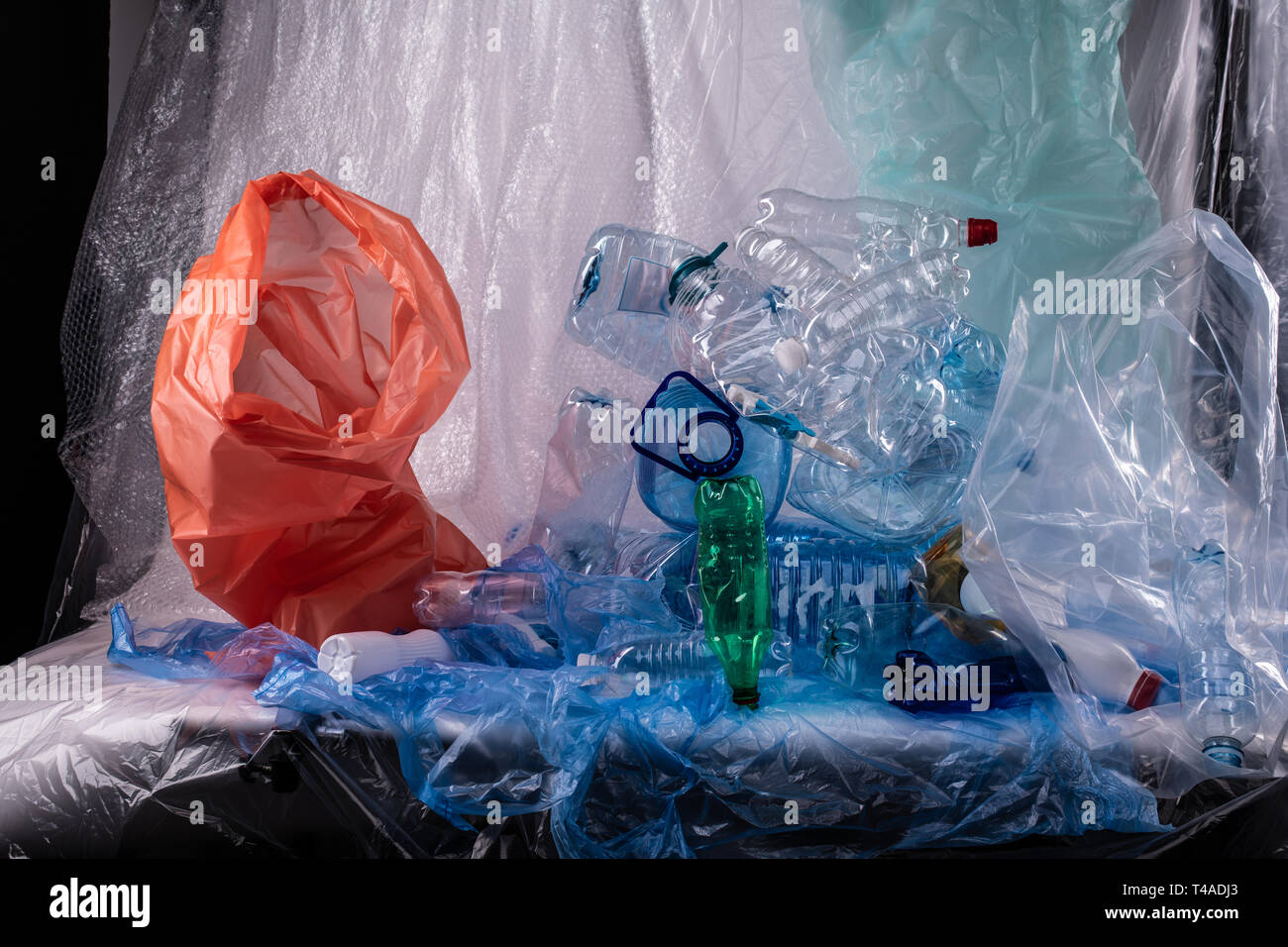 Instalación desagradables con botellas de agua y bolsas y camadas Foto de stock