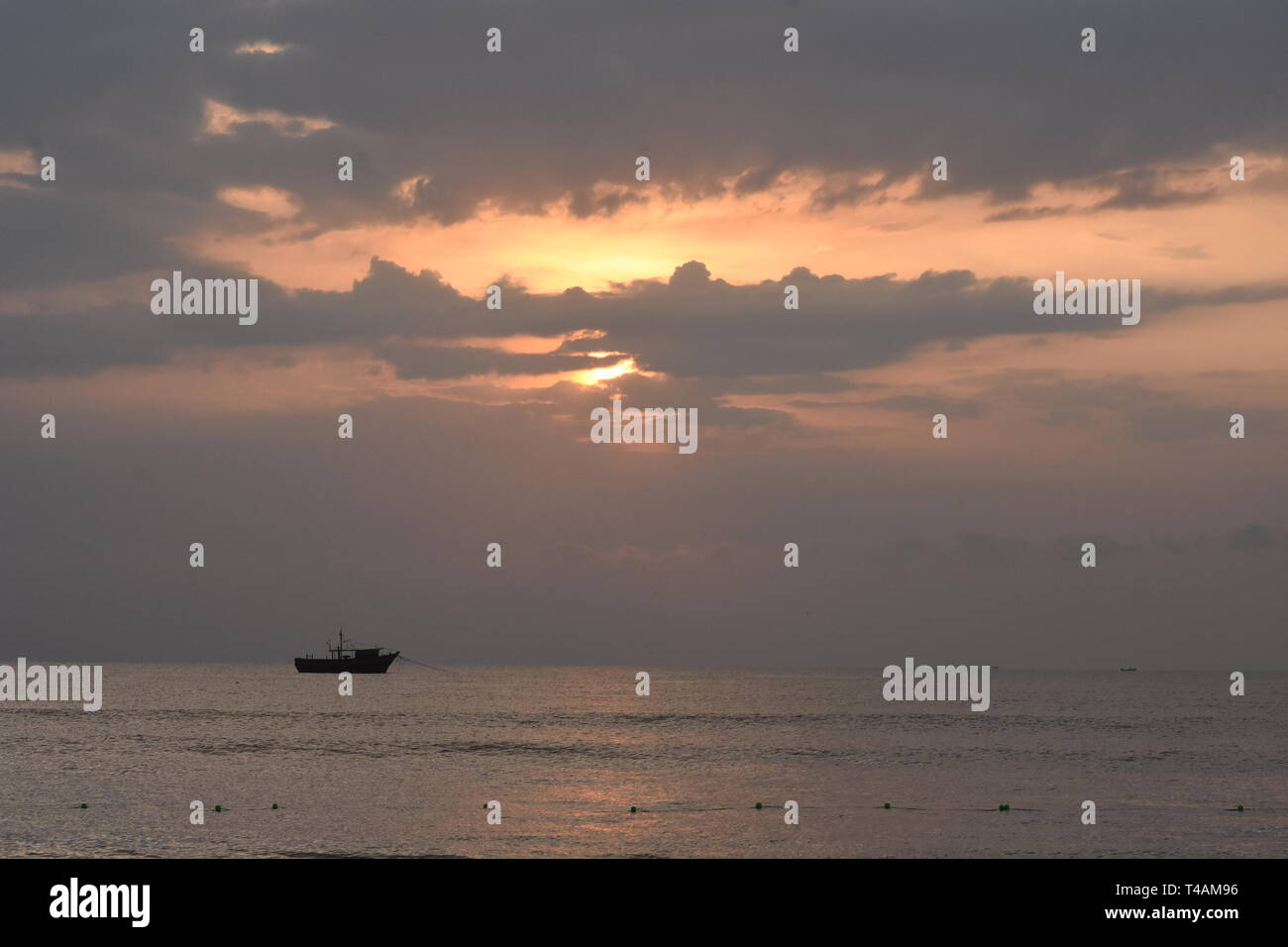 Amanecer en la playa de Velankanni Foto de stock