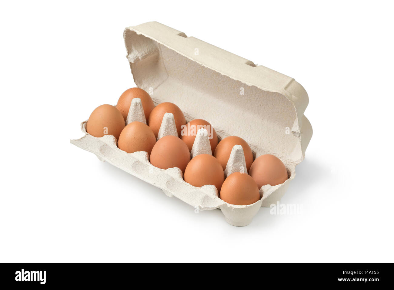 Estuche de cartón con fresca cruda huevos marrón cerca aisladas sobre fondo  blanco Fotografía de stock - Alamy