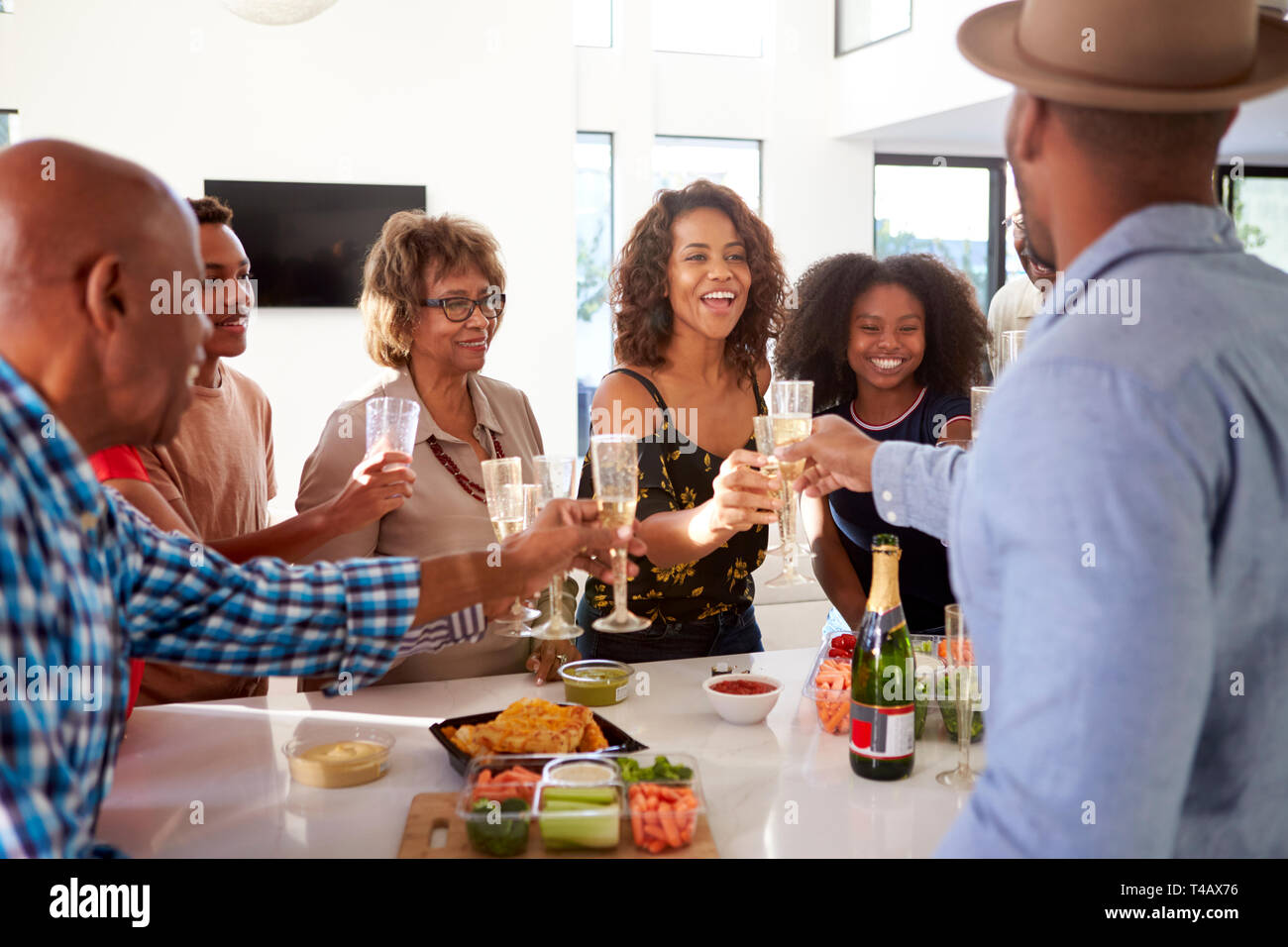 Tres Generaciones De La Familia Negra Celebrando Juntos Hacer Un Brindis Con Champán Cerrar 4114