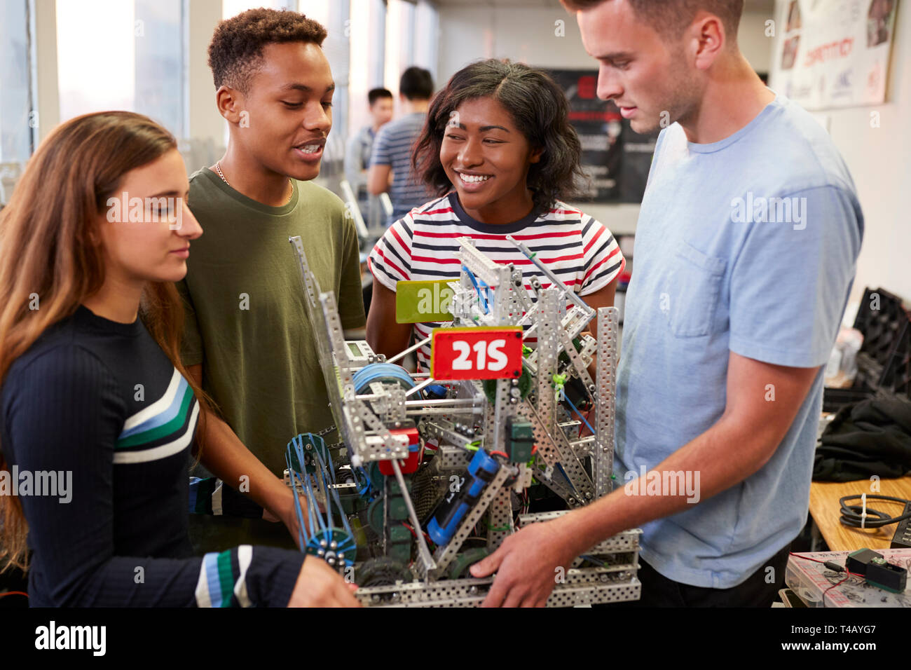 Estudiantes universitarios máquina portadora en la ciencia robótica o de la clase de ingeniería Foto de stock