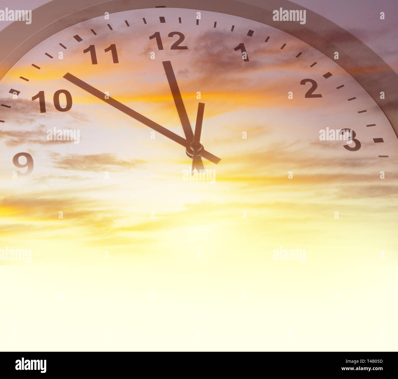 Reloj en el cielo brillante. El paso del tiempo Fotografía de stock - Alamy