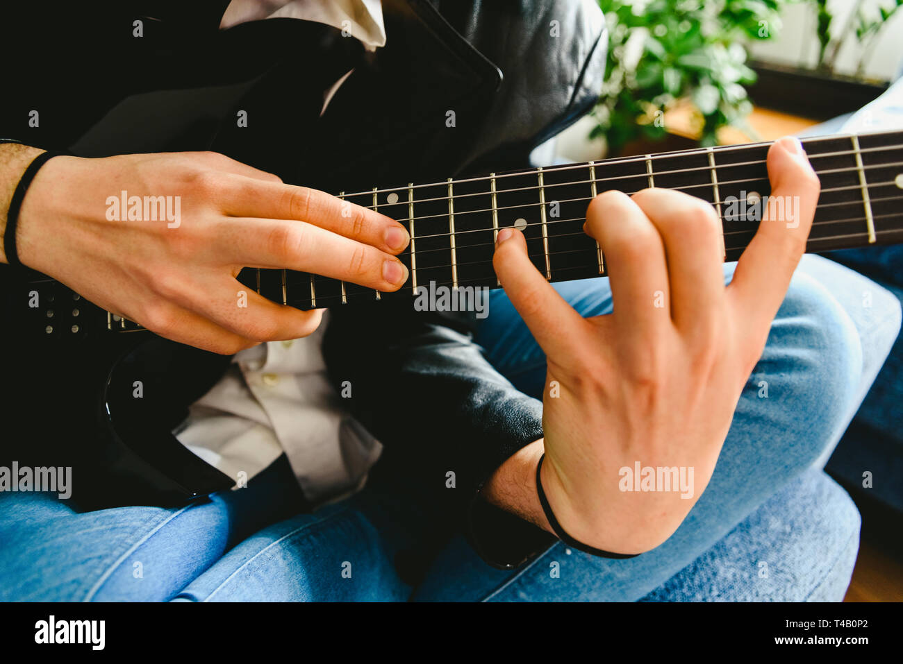 Guitarra eléctrica maestro que enseña cómo colocar los dedos para tocar un  acorde Fotografía de stock - Alamy