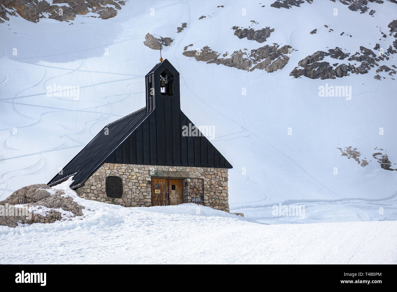 Capilla de María, la iglesia en el Zugspitze, la montaña más alta de Alemania en los picos nevados de los Alpes bávaros, cerca de Garmisch Patenkirchen, espacio de copia Foto de stock