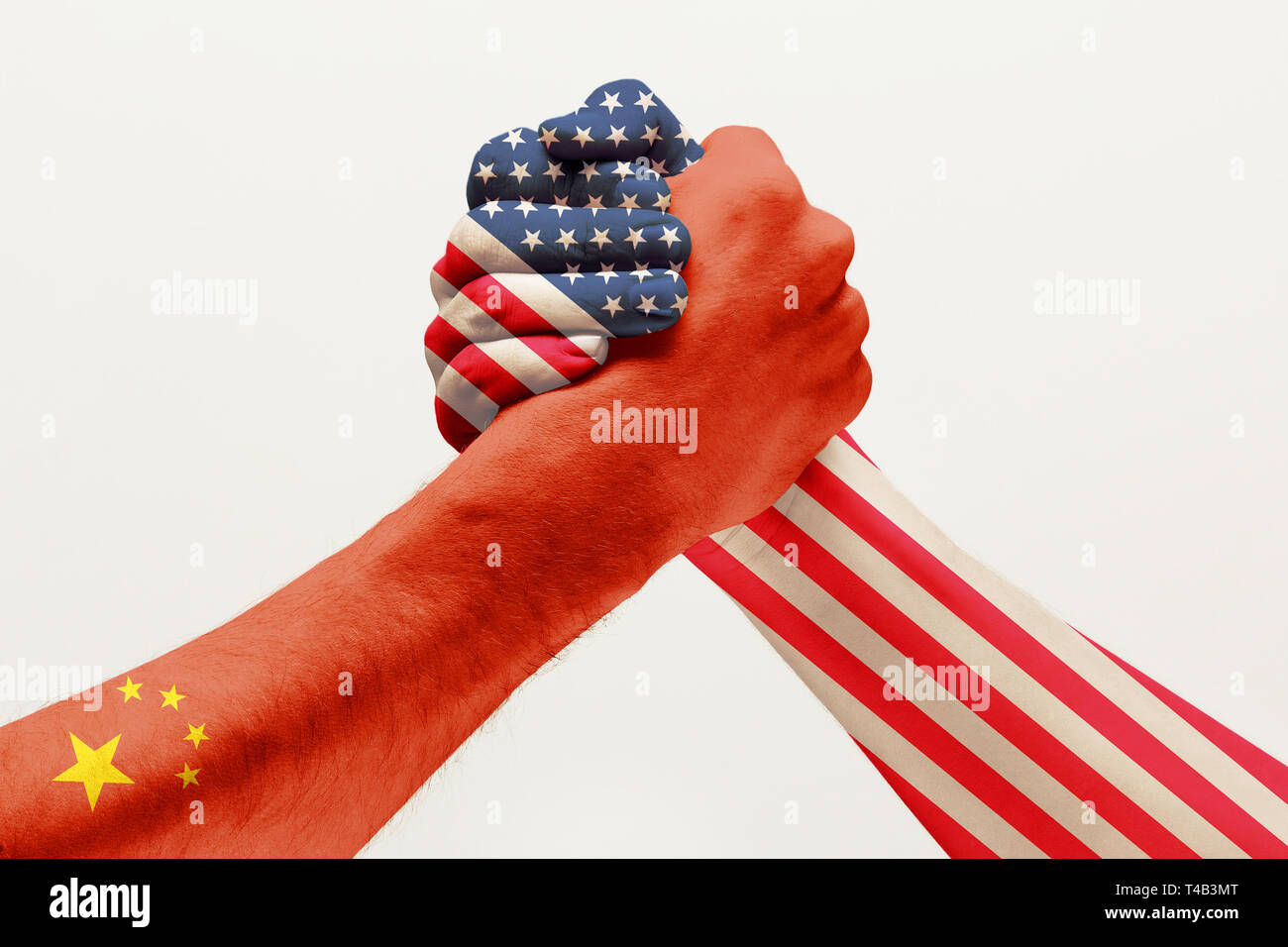 La guerra comercial y la rivalidad. Dos manos macho compitiendo en arm wrestling coloreado en China y América banderas aislado sobre fondo blanco studio. Concepto de relaciones políticas y económicas, embargo. Foto de stock