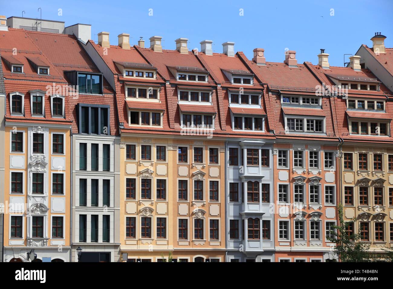 La ciudad de Dresden en Alemania (Estado de Sajonia). Casco antiguo (Altstadt) colorida arquitectura Street View. Foto de stock