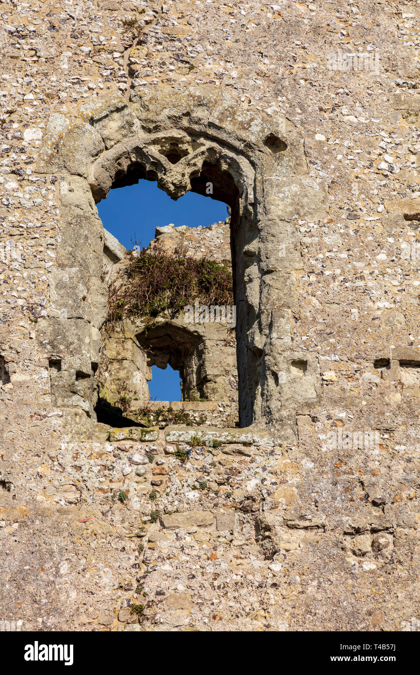 Ventanas en las paredes de piedra de Portchester Castle, visto a través de una ventana a otra, Portchester, REINO UNIDO Foto de stock
