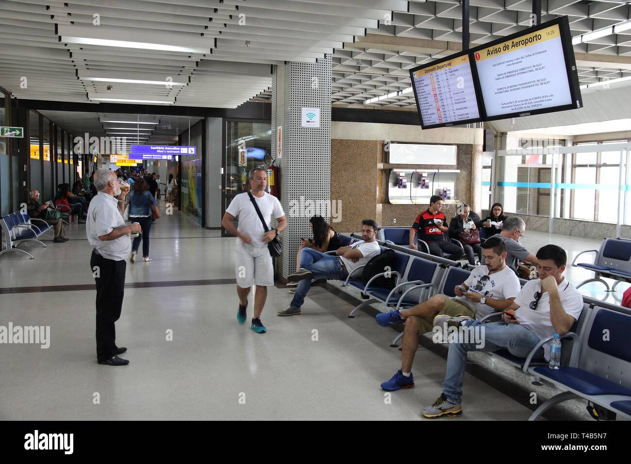 SAO PAULO, BRASIL - 12 de octubre, 2014: la gente espera en el aeropuerto de Guarulhos en Sao Paulo. El aeropuerto atendió a 39,5 millones de pasajeros en 2014. Foto de stock