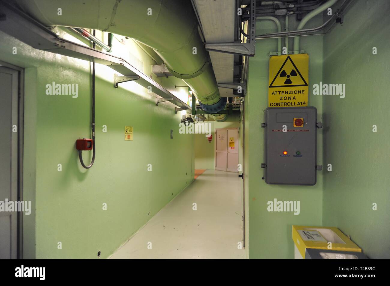 Trino Vercellese estación de energía nuclear, en el proceso de desactivación por la empresa Sogin, responsable del desmantelamiento de las centrales nucleares de Italia después de los referendos populares de 1987 y 2011 Foto de stock