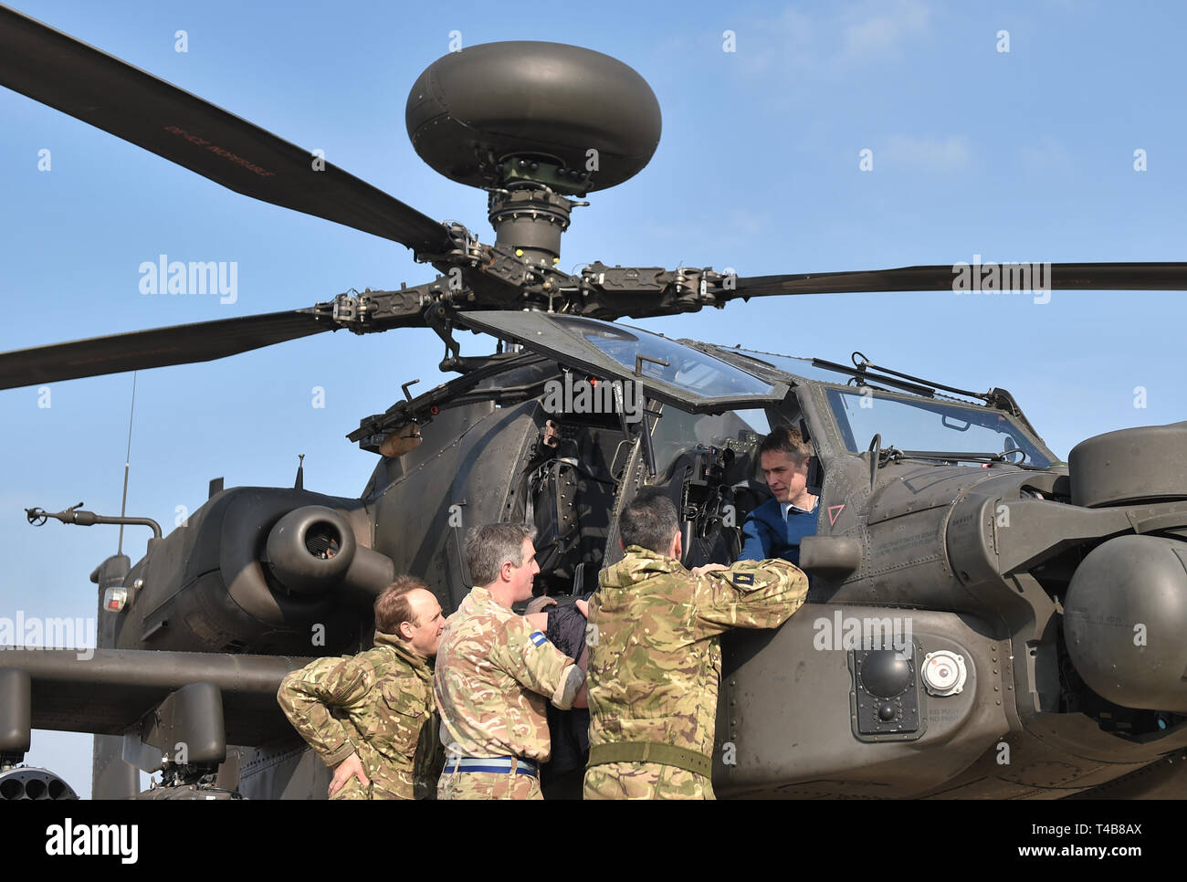 El Secretario de Defensa, Gavin Williamson en la cabina de un helicóptero Apache en Wattisham airfield en Suffolk, mientras se dirigen a los países bálticos para un despliegue de tres meses. Foto de stock