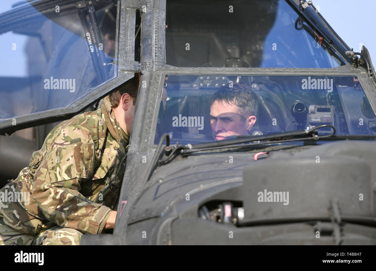 El Secretario de Defensa, Gavin Williamson en la cabina de un helicóptero Apache en Wattisham airfield en Suffolk, mientras se dirigen a los países bálticos para un despliegue de tres meses. Foto de stock