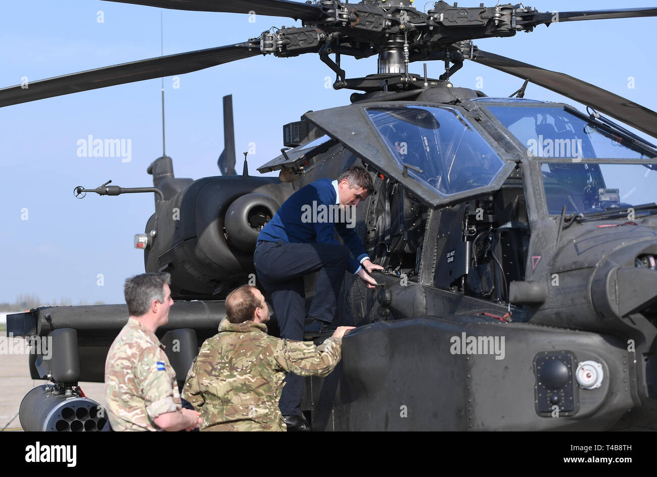 El Secretario de Defensa, Gavin Williamson sube en la cabina de un helicóptero Apache en Wattisham Airfield en Suffolk, mientras se dirigen a los países bálticos para un despliegue de tres meses. Foto de stock