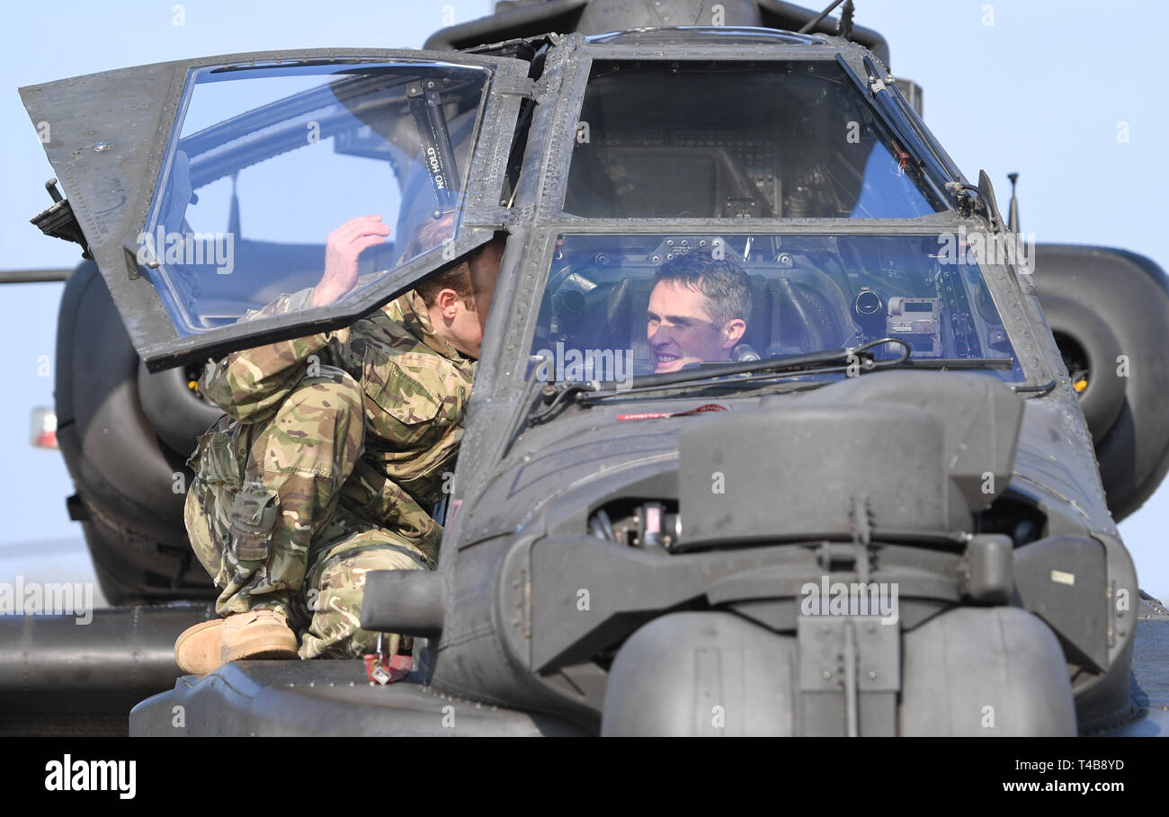 El Secretario de Defensa, Gavin Williamson en la cabina de un helicóptero Apache en Wattisham Airfield en Suffolk, mientras se dirigen a los países bálticos para un despliegue de tres meses. Foto de stock