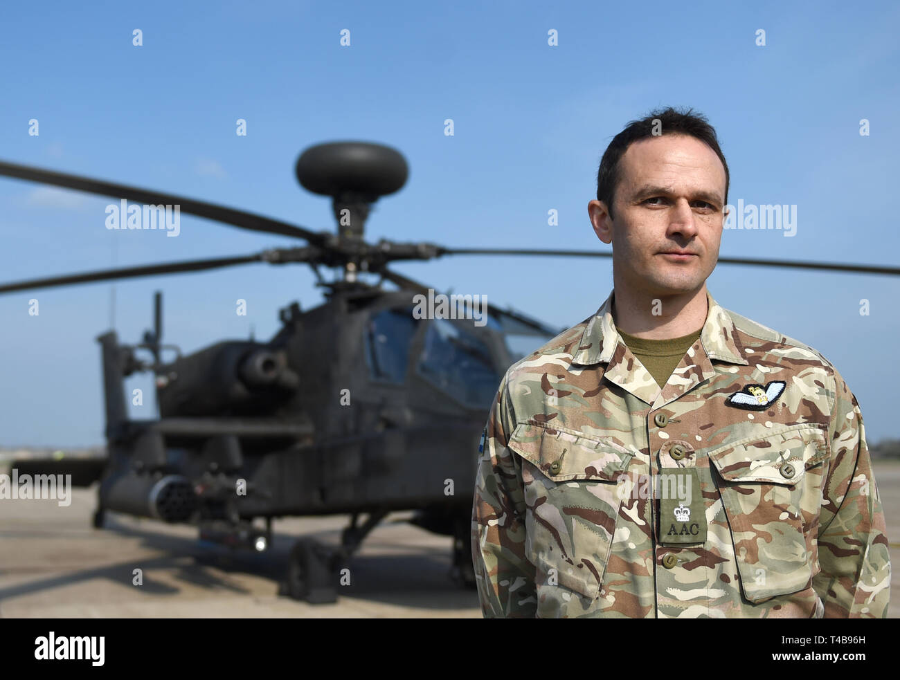 Comandante David Lambert, oficial comandante del 663 Escuadrón del Ejército del Aire del regimiento 3, en Wattisham Airfield en Suffolk, antes de volar un helicóptero Apache a los países bálticos para un despliegue de tres meses. Foto de stock