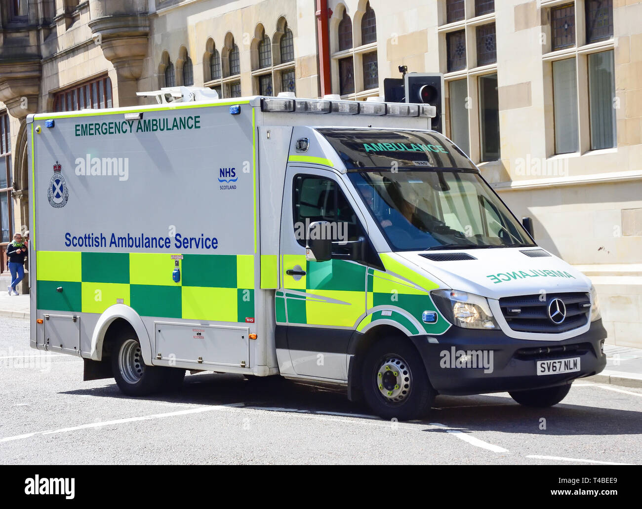 El servicio de ambulancias de NHS escocés en ambulancia de emergencia llamada, Inverness, Highland, Scotland, Reino Unido Foto de stock