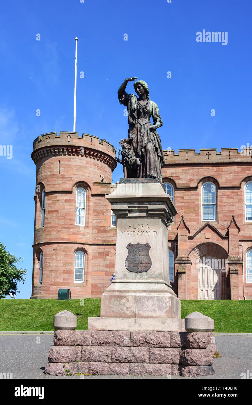 El castillo de Inverness y Flora Macdonald estatua, Castle Hill, Inverness, Highland, Scotland, Reino Unido Foto de stock